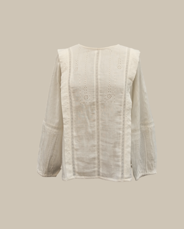 Blusa bianca in sangallo, manica lunga con polso ad elastico