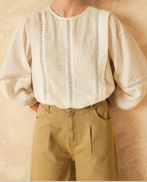Blusa blu in sangallo, manica lunga con polso ad elastico - immagine 2