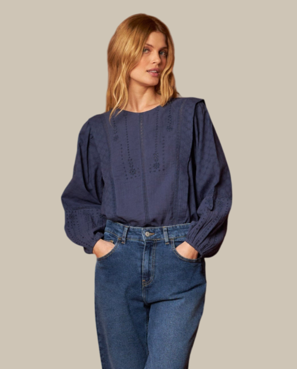 Blusa blu in sangallo, manica lunga con polso ad elastico