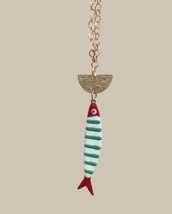 Collana lunga con ciondolo pesce a righe verdi in alluminio dorato e resina