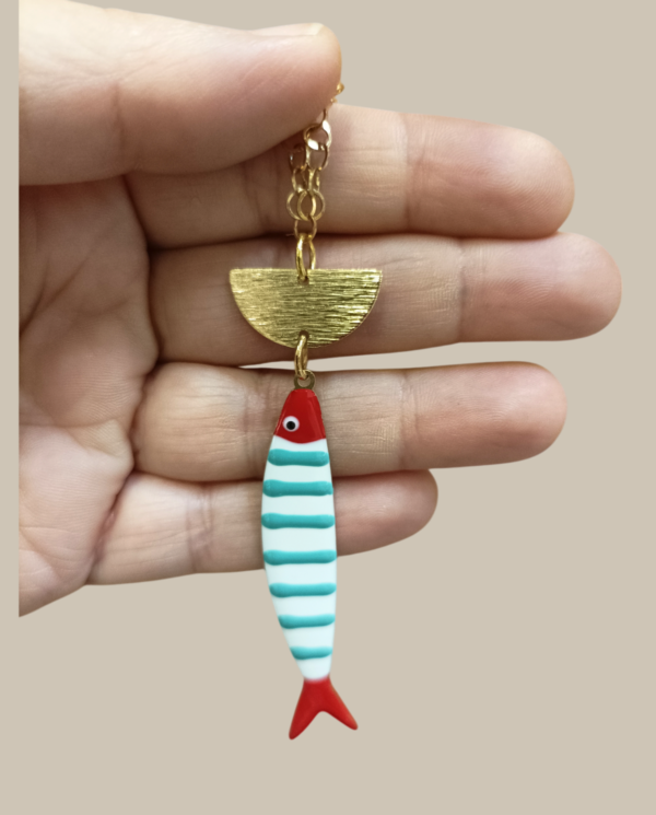 Collana lunga con ciondolo pesce a righe verdi in alluminio dorato e resina - immagine 2