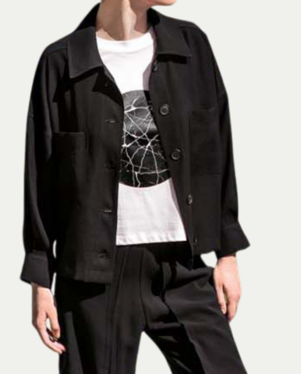 Giacca cropped taglio camicia nero con bottoni e colletto