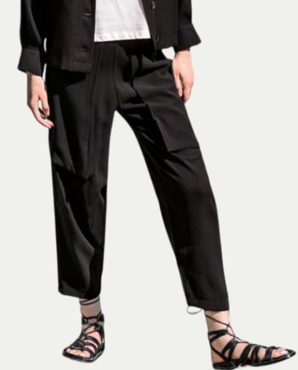 Pantalone nero con tasca sovraesposta
