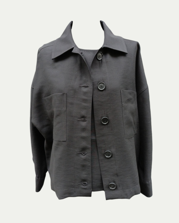 Giacca cropped taglio camicia nero con bottoni e colletto - immagine 2