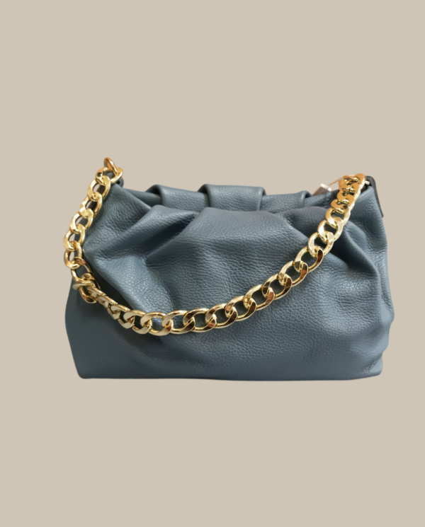Borsa in pelle color carta da zucchero con tracolla catena e seconda tracolla lunga in pelle