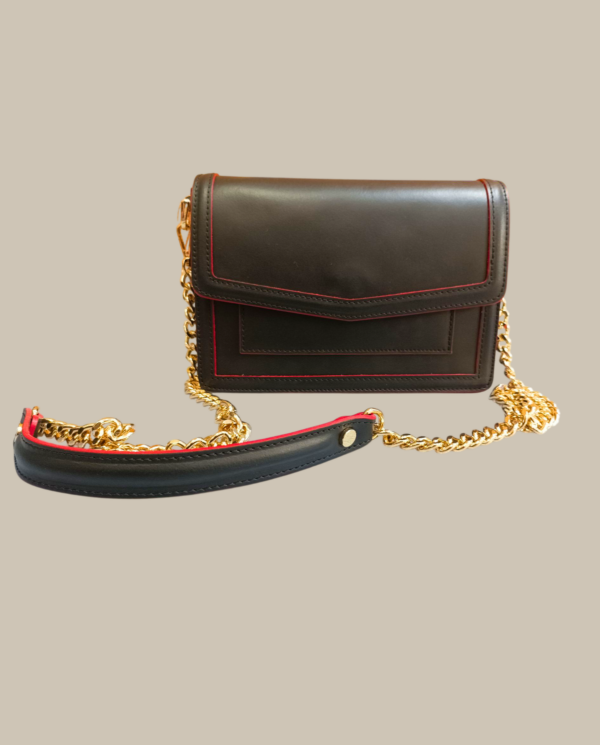 Borsa in pelle color blu con profili rossi, tracolla catena oro