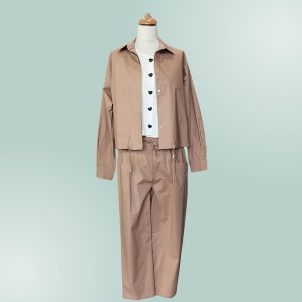 Camicia avorio smanicata con mottoni a forma di cuore neri - immagine 2