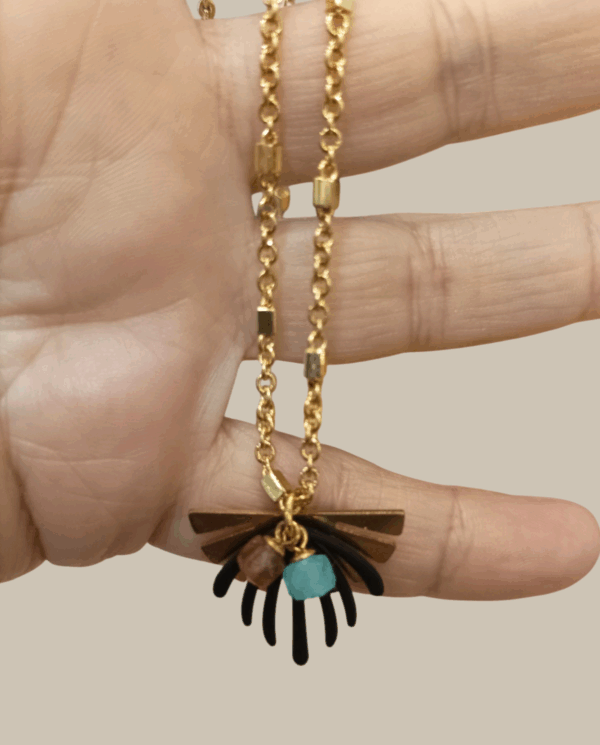 Collana con ciondolo ventaglio nero e pietre dure