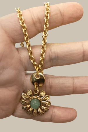 Collana con ciondolo fiore con pietra dura all'interno