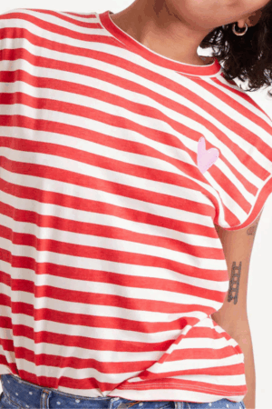 T-shirt a righe rosse spalla scesa