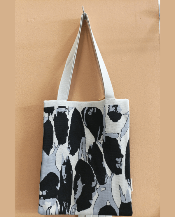 Shopping bag in tessuto con manici su base ecru