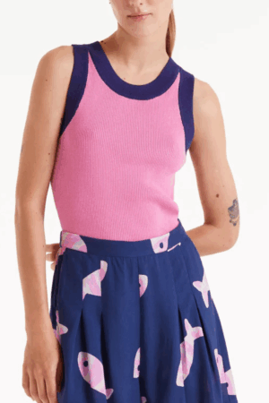 Canotta a costine rosa con giro manica a contrasto blu
