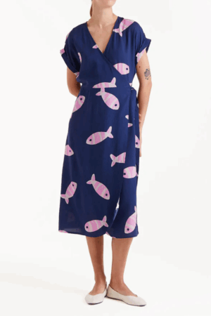 Abito a portafoglio blu con disegno pesce rosa, manica corta