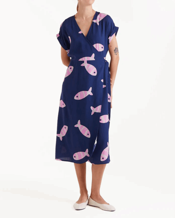 Abito a portafoglio blu con disegno pesce rosa, manica corta
