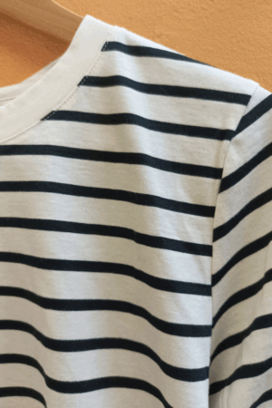T-shirt a righe nero e panna manica corta in cotone biologico