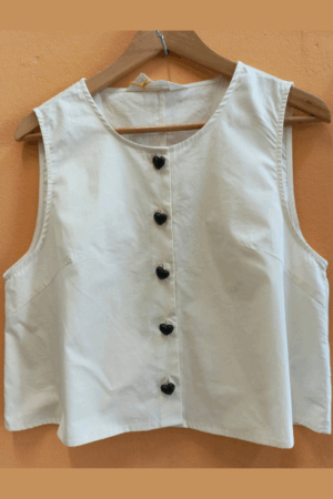 Camicia cropped avorio senza maniche con bottoni a cuori