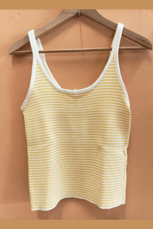 Top aderente a righe giallo e panna, con spallina