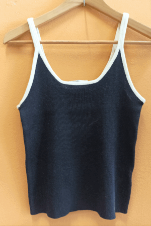 Top aderente nero con spallina color avorio