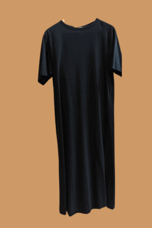 Abito t-shirt lungo nero in cotone con spacco laterale