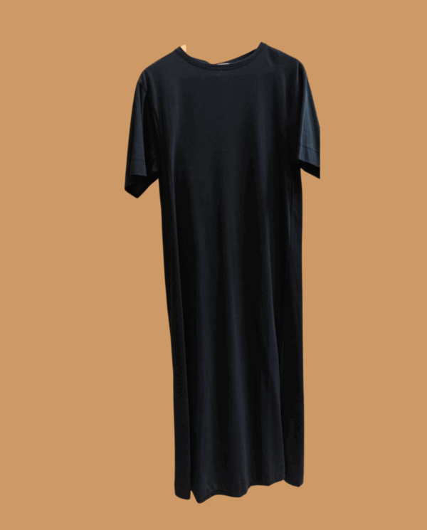 Abito t-shirt lungo nero in cotone con spacco laterale