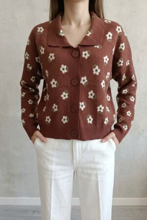 Cardigan cioccolado con disegno margherite e colletto