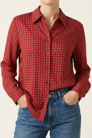 Camicia rosso rubino in viscosa leggermente lucida con fantasia geometrica