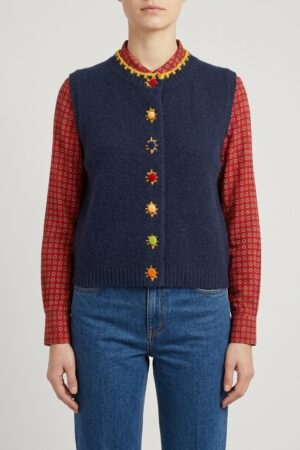 Gilet in maglia blu con bottoni colorati e collo impunturato in giallo