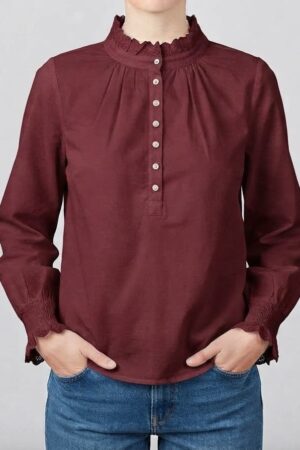 Blusa blu in bianca di burgundi con collo con rouges e bottoni