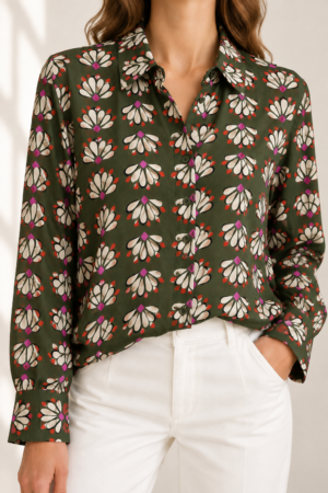 Camicia verde con fantasia a fiorni, manica lunga con colletto