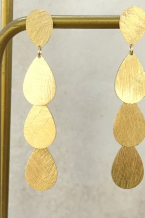 Orecchini lunghi composizione a foglia color oro