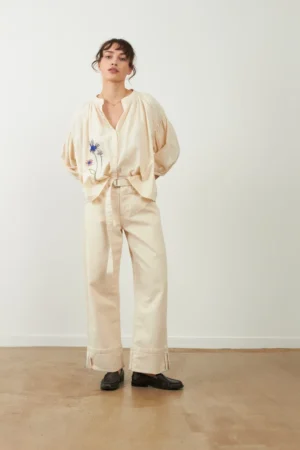 Jeans panna con risvolto alto e gamba larga