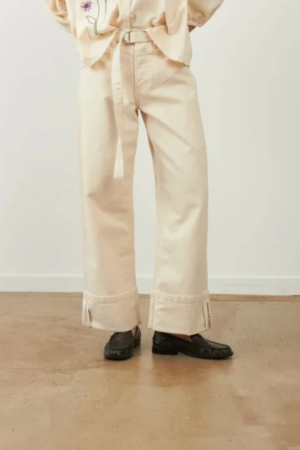 Jeans panna con risvolto alto e gamba larga